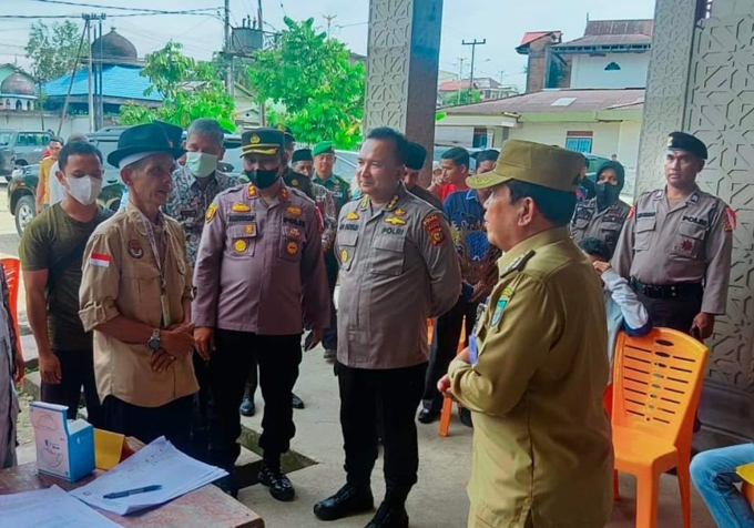 Bupati Rohul H Sukiman didampingi Kabidkum Polda Riau Kombes Pol Edi Fariadi SH SIK MH, Kapolres Rohul AKBP Pangucap Priyo Soegito SIK MH sedang berbincang dengan salah satu petugas KPPS saat meninjau pelaksanaan pilkades serentak di Desa Suka Maju Kecama
